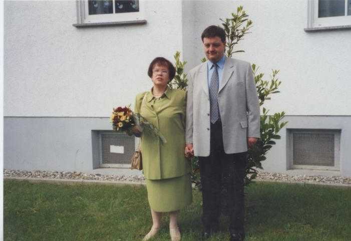 Wir vor unserem Haus Standesamt